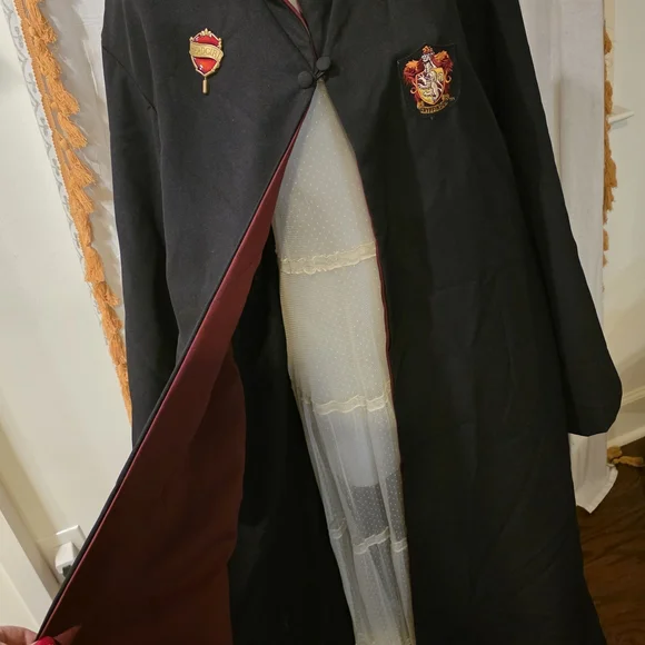 Black Hooded Robe with Red Accents - Picture 4 of 9